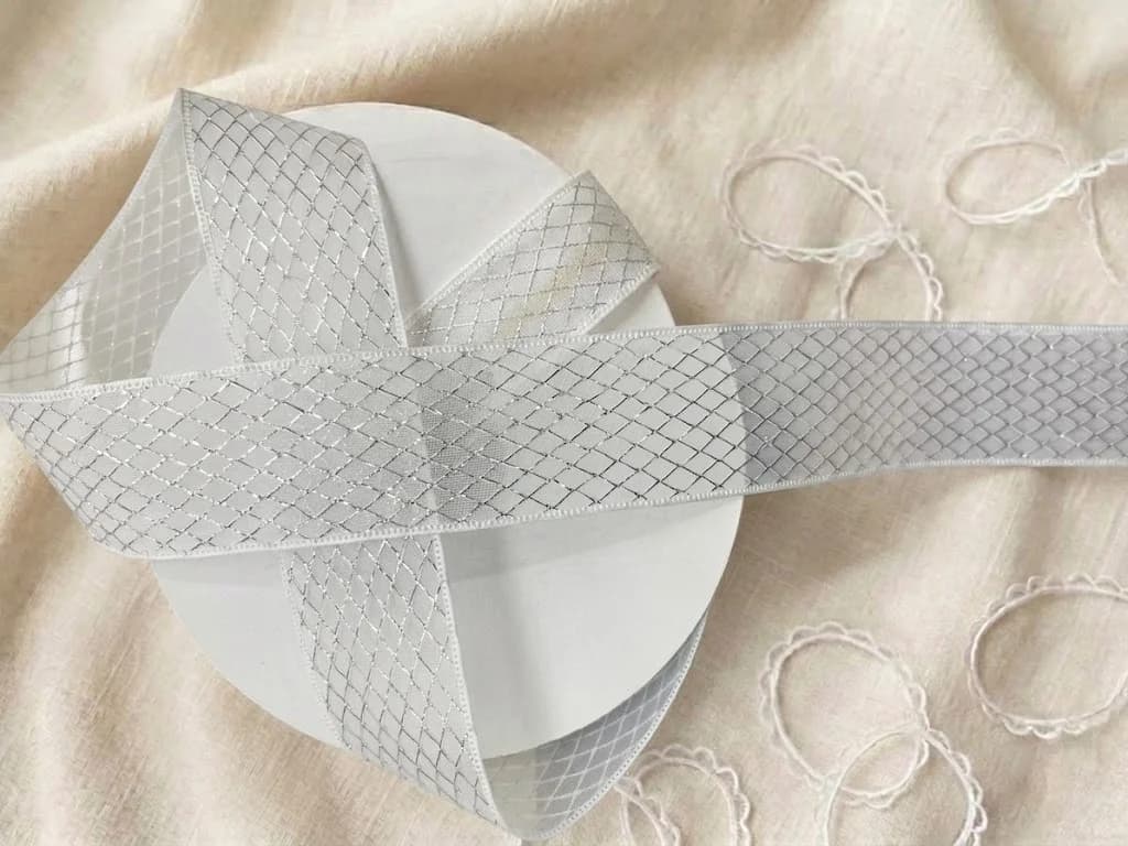 FİLE DETAYLI GÜMÜŞ KURDELE 4 CM 20 YARDA 