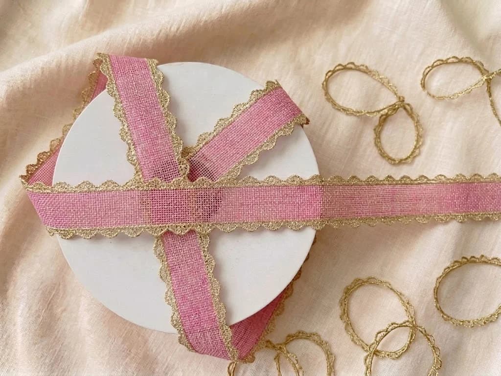 ALTIN DETAYLI PEMBE KURDELE 3CM 25YARDA 